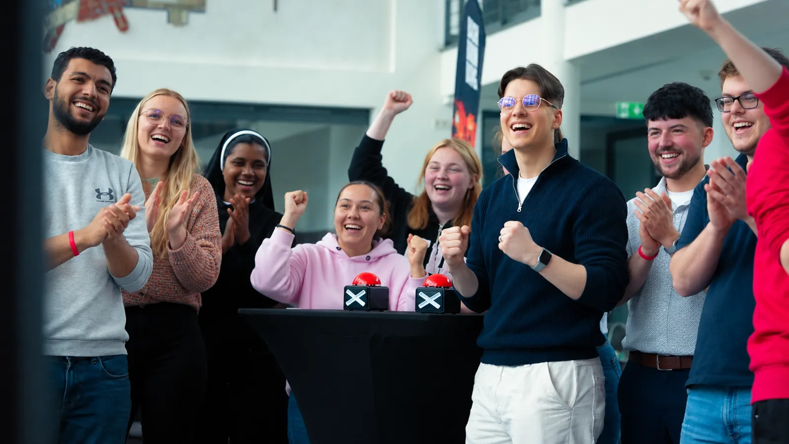 Jubelnde Auszubildende beim Azubi Teamevent von BASH BOOM BANG