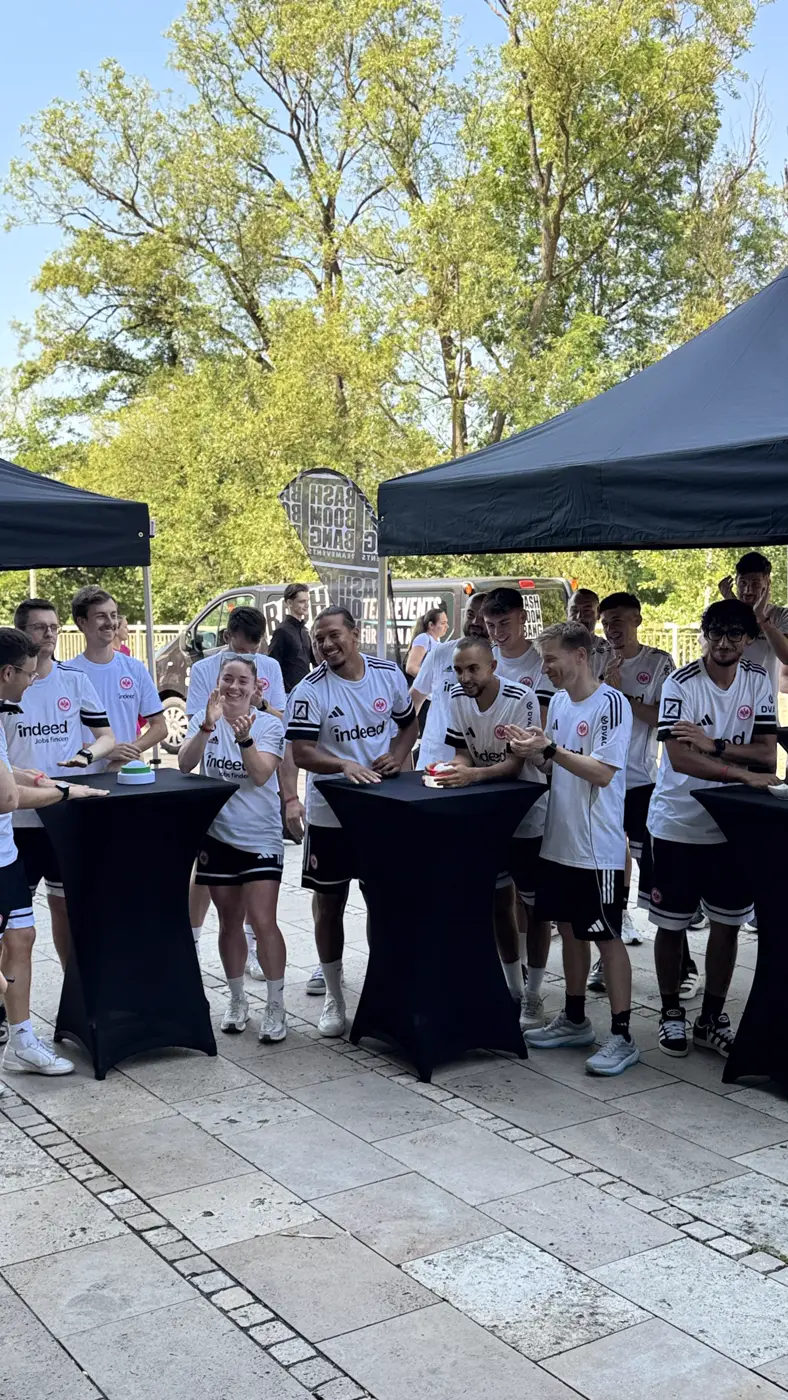 Team an den Outdoor-Spielstationen beim Betriebsausflug mit BASH BOOM BANG