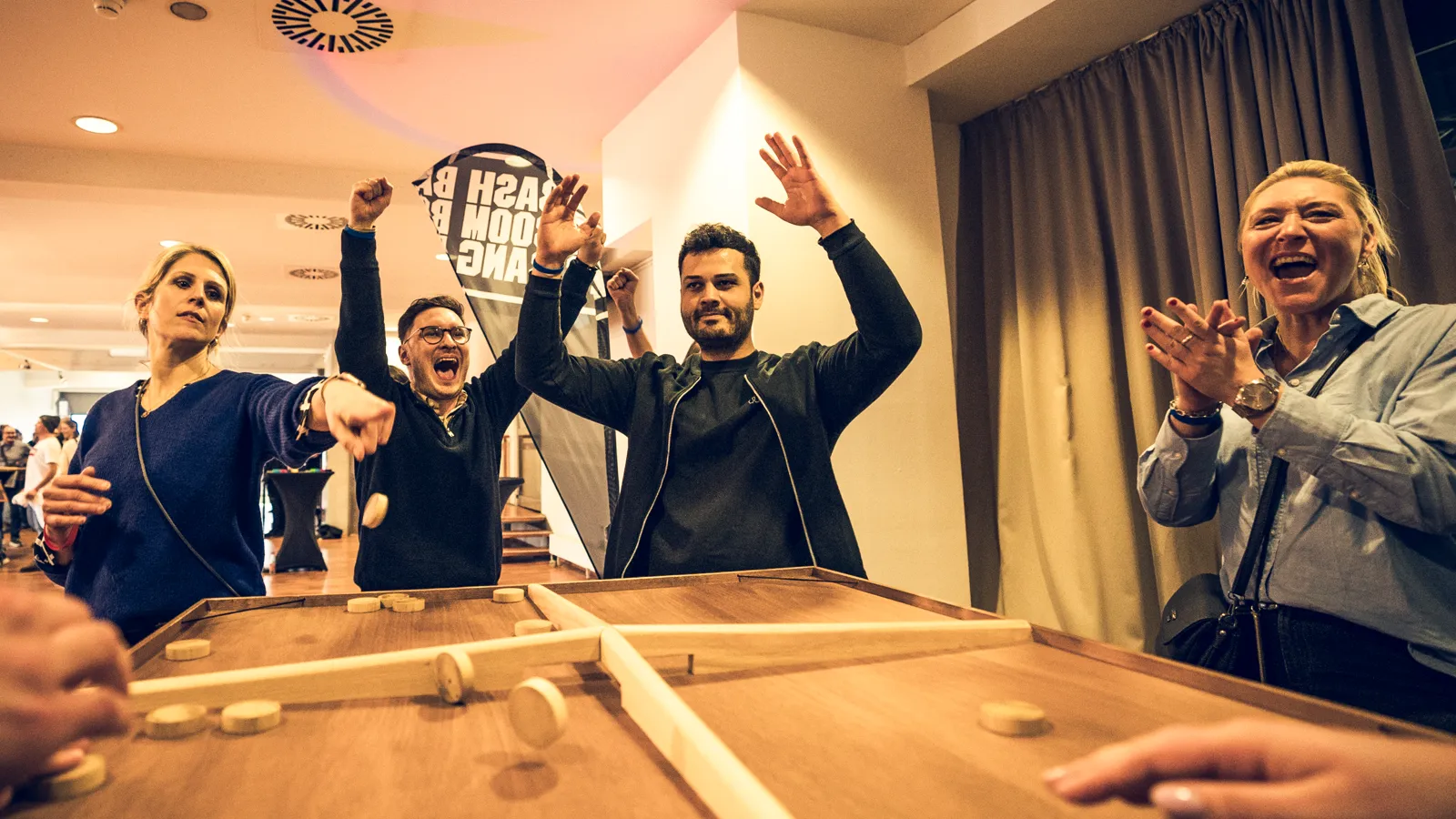 Zwei Teams jubeln beim Duell an einer Spielstation in der Vorrunde der Gameshow