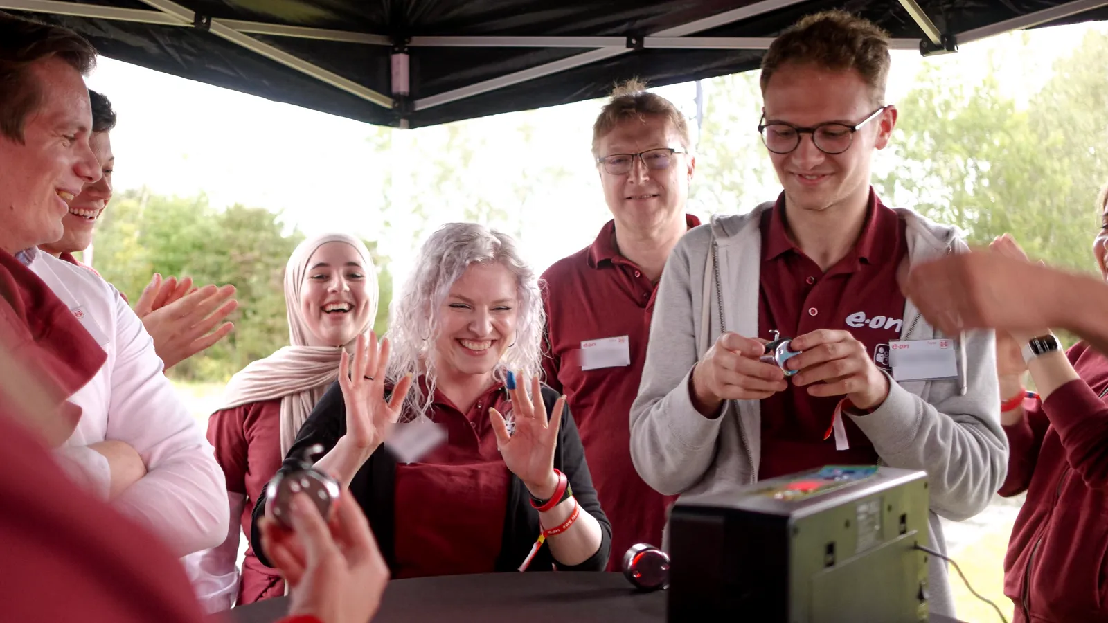 Team hat gemeinsam Spaß an der Spielstation beim Teamtag