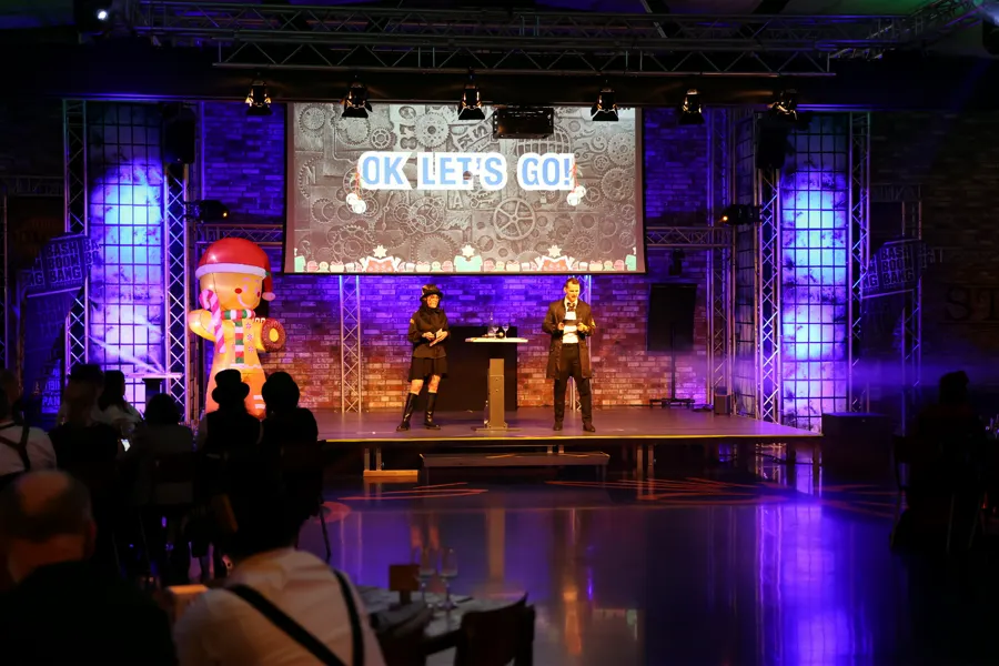 Moderatorenpaar eröffnet die Quizshow auf der großen Bühne