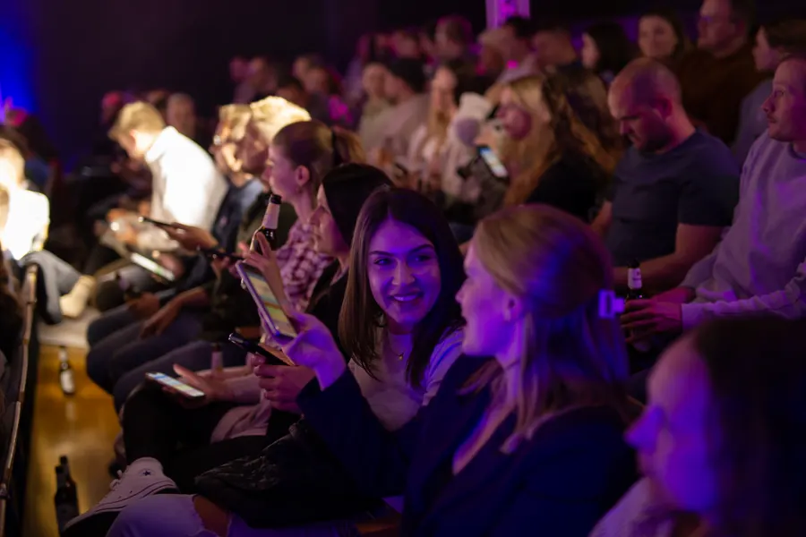 Publikum spielt bei der Quizshow über die eigenen Smartphones mit