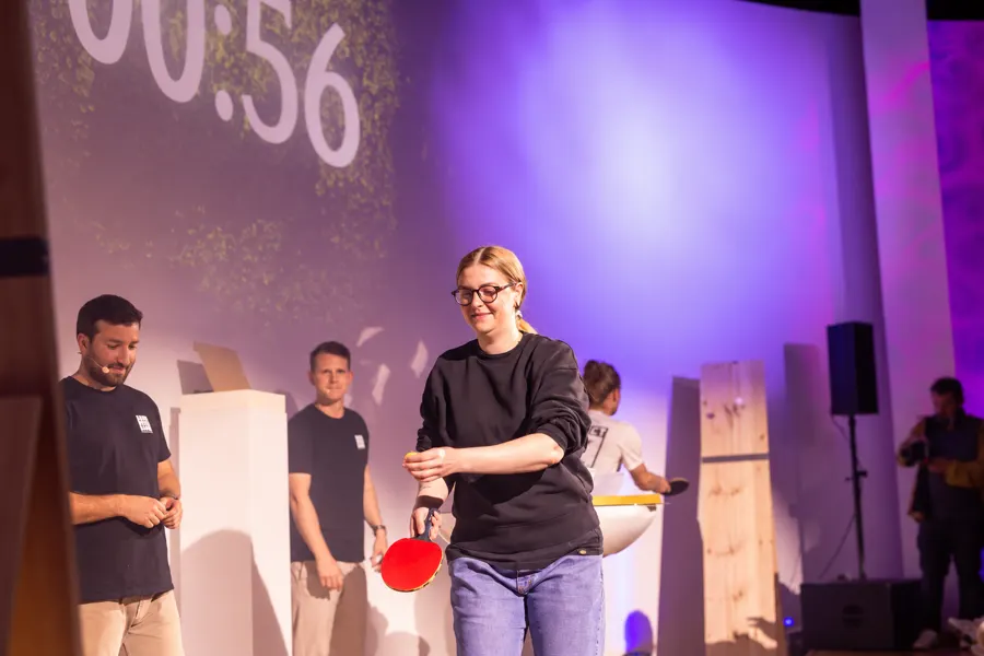 Live-Minigame mit Tischtennisschläger auf der Quizshow-Bühne