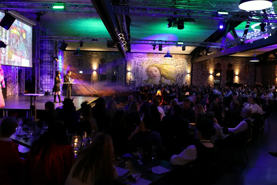 Voller Saal verfolgt die Quizshow auf dem Firmenevent