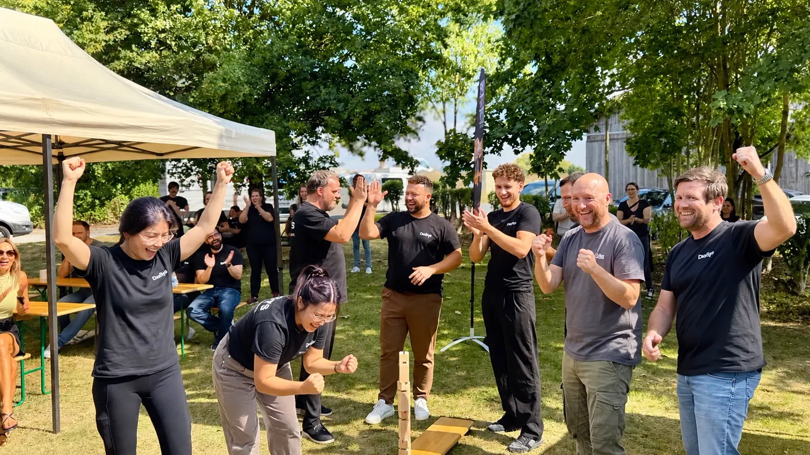 Jubelnde Teams beim Finale eines Firmen-Sommerfests im Freien