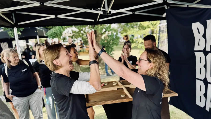 High-Five nach einem gewonnenen Minigame beim Teamevent