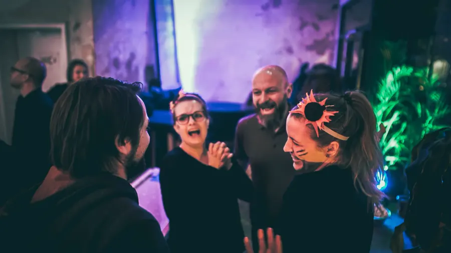 Ausgelassene Stimmung unter Kollegen bei einem BASH BOOM BANG Teamevent