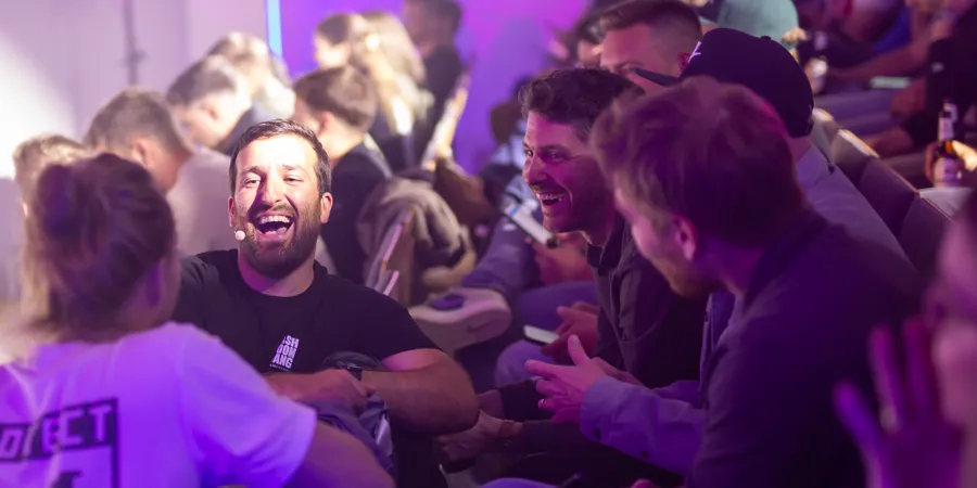 Publikum lacht bei der Show auf einem Firmenevent