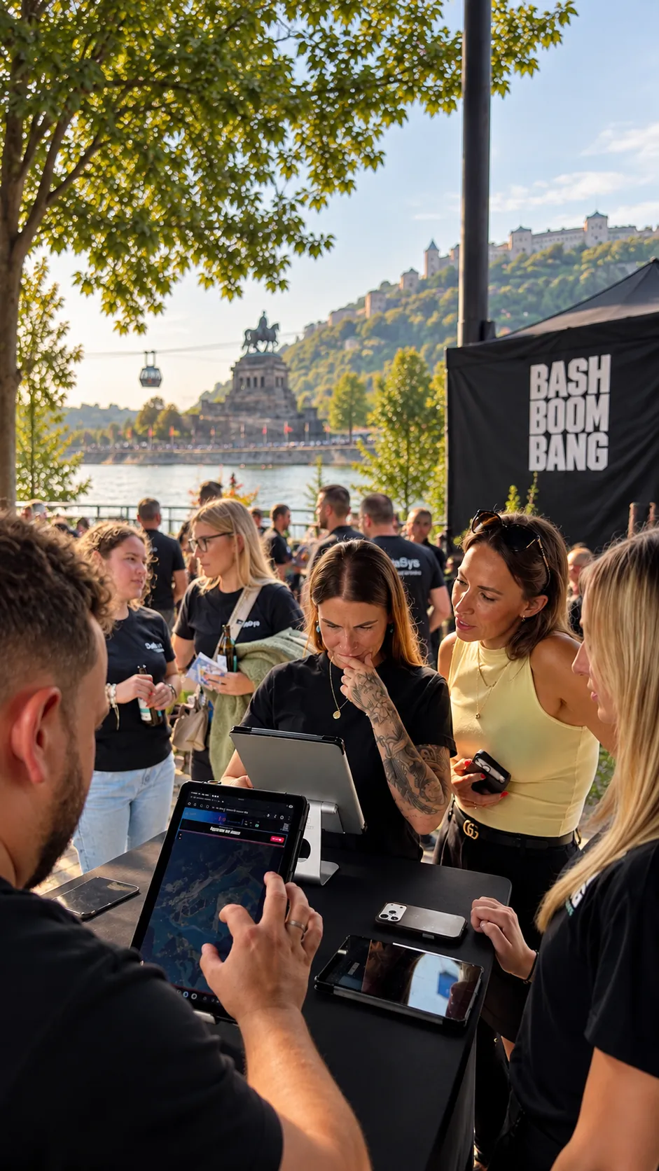 Teamevent am Deutschen Eck in Koblenz mit Blick auf die Festung Ehrenbreitstein