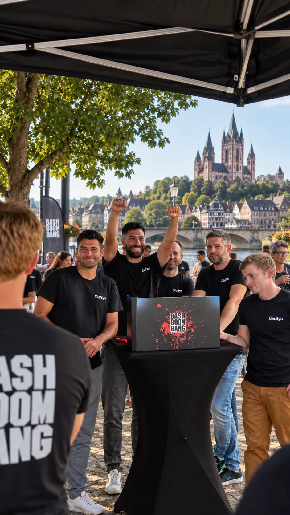 Jubelndes Team beim Teamevent an der Lahn mit Blick auf den Limburger Dom