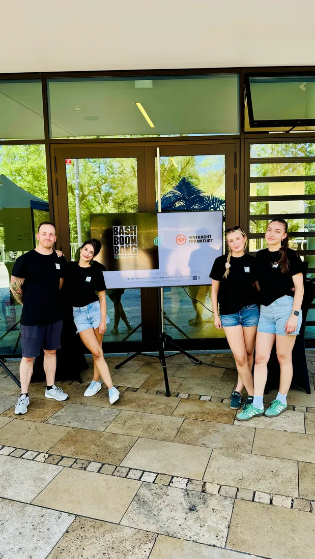 Das BASH BOOM BANG Team bei einem Teamevent