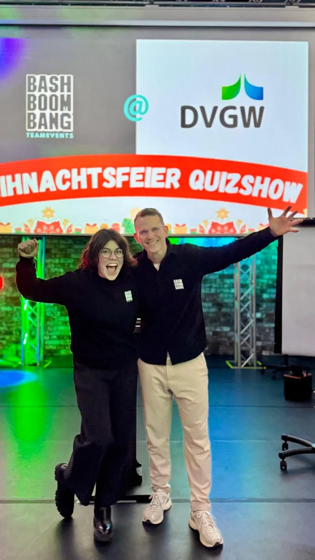 Das BASH BOOM BANG Team bei einer Weihnachtsfeier-Quizshow