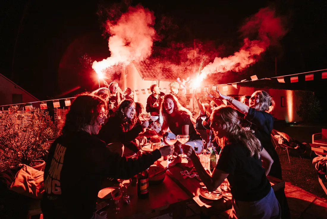 Großes Firmenteam bei einem BASH BOOM BANG Event