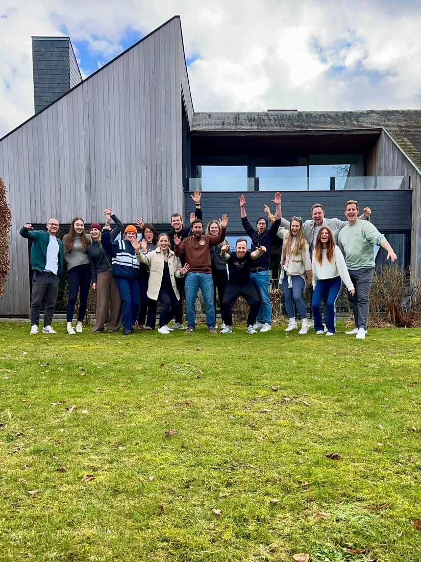Firmengruppe feiert ein BASH BOOM BANG Teamevent