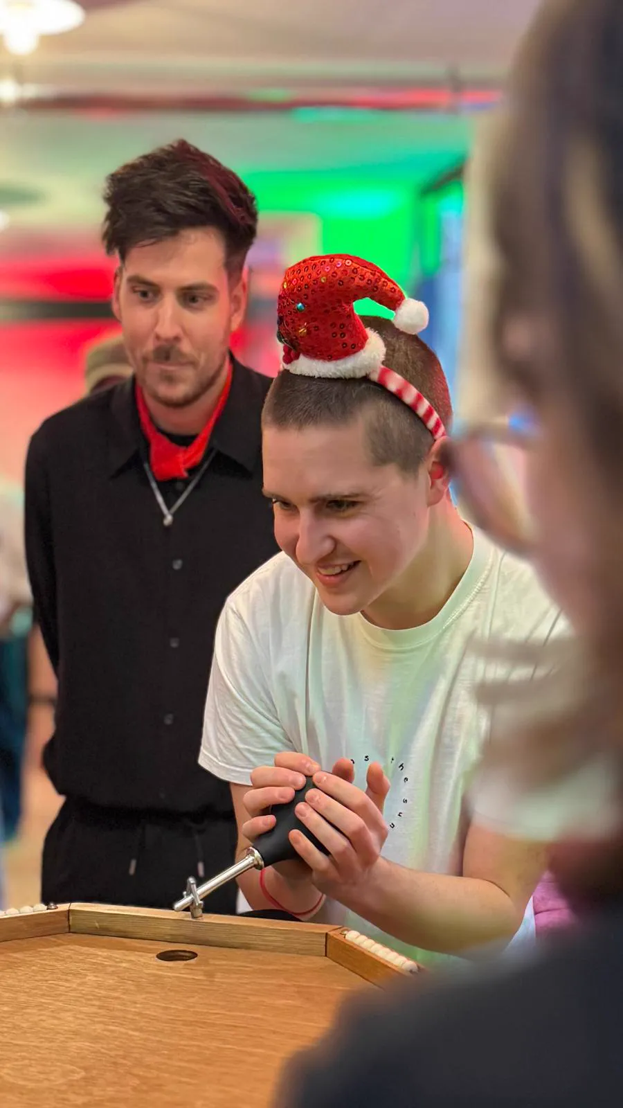 Konzentration mit Nikolausmütze an der Spielstation bei der Firmen-Weihnachtsfeier